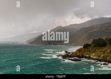 Regen Sturm weht über Big Sur Küste mit Sonne durch Brechen Stockfoto
