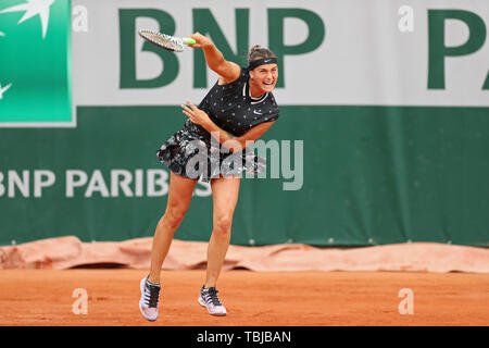 Paris, Frankreich, 30. Mai. Aryna Sabalenka (BLR) dient der Amanda Anisimova (USA) während des French Open Tennis im Stade Roland-Garros, Paris am Donnerstag, den 30. Mai 2019. (Credit: Jon Bromley | MI Nachrichten) Stockfoto