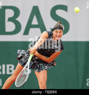 Paris, Frankreich, 30. Mai. Aryna Sabalenka (BLR) dient der Amanda Anisimova (USA) während des French Open Tennis im Stade Roland-Garros, Paris am Donnerstag, den 30. Mai 2019. (Credit: Jon Bromley | MI Nachrichten) Stockfoto