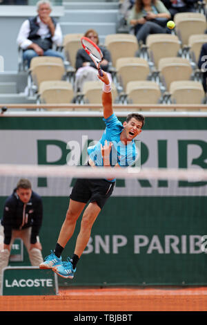 Paris, Frankreich, 30. Mai. Dominic Thiem (AUT) dient während der French Open Tennis im Stade Roland-Garros, Paris am Donnerstag, den 30. Mai 2019. (Credit: Jon Bromley | MI Nachrichten) Stockfoto