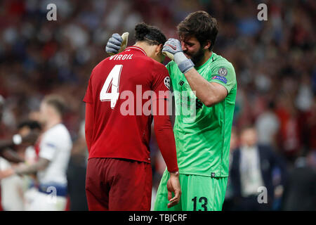 Madrid, Spanien. 01 Juni, 2019. MADRID, 01-06-2019, Wanda Metropolitano Stadion, Saison 2018/2019, Finale der UEFA Champions League. FC Liverpool Spieler Virgil van Dijk und FC Liverpool Alisson Torwart Becker während des Spiels Tottenham Hotspur - Liverpool Credit: Pro Schüsse/Alamy leben Nachrichten Stockfoto