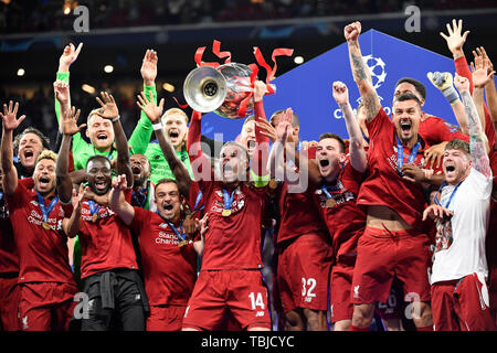 Madrid, Spanien. 01 Juni, 2019. Liverpools Spieler feiern mit der Trophäe am Ende der UEFA Champions League Finale zwischen den Tottenham Hotspur und Liverpool an Wanda Metropolitano Stadion, Madrid, Spanien am 1. Juni 2019. Foto von Giuseppe Maffia. Credit: UK Sport Pics Ltd/Alamy leben Nachrichten Stockfoto