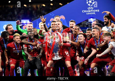 Madrid, Spanien. 01 Juni, 2019. Liverpools Spieler feiern mit der Trophäe am Ende der UEFA Champions League Finale zwischen den Tottenham Hotspur und Liverpool an Wanda Metropolitano Stadion, Madrid, Spanien am 1. Juni 2019. Foto von Giuseppe Maffia. Credit: UK Sport Pics Ltd/Alamy leben Nachrichten Stockfoto