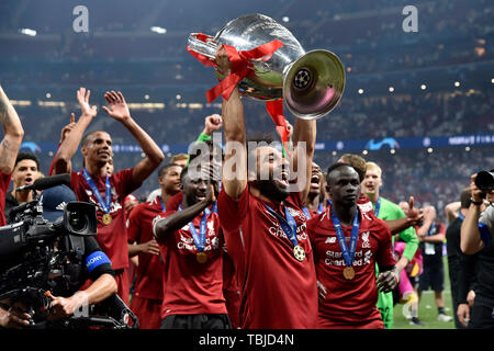 Madrid, Spanien. 01 Juni, 2019. Mohamed Salah Liverpools Spieler des FC Liverpool feiern mit der Trophäe am Ende der während der 2019 UEFA Champions League Finale zwischen den Tottenham Hotspur und Liverpool an Wanda Metropolitano Stadion, Madrid, Spanien am 1. Juni 2019. Foto von Giuseppe Maffia. Credit: UK Sport Pics Ltd/Alamy leben Nachrichten Stockfoto