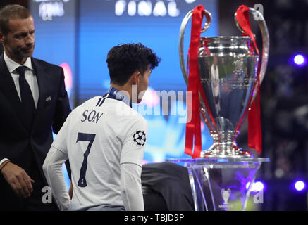 Madrid, Spanien. 01 Juni, 2019. Fussball: Champions League, Finale Tottenham Hotspur - FC Liverpool an Wanda Metropolitano Stadion. Tottenham Heung-Min's Sohn (M) erhält eine Medaille von UEFA-Präsident Aleksander Ceferin (l) nach dem verlorenen Finale bei der Preisverleihung und gib den Pokal. Kredite: Jan Woitas/dpa-Zentralbild/dpa/Alamy leben Nachrichten Stockfoto