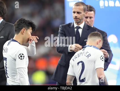 Madrid, Spanien. 01 Juni, 2019. Fussball: Champions League, Finale Tottenham Hotspur - FC Liverpool an Wanda Metropolitano Stadion. Heung-Min Sohn (l) und Kieran Trippier (r) von Tottenham, erhalten eine Medaille von UEFA-Präsident Aleksander Ceferin (M) nach dem verlorenen Finale bei der Preisverleihung. Kredite: Jan Woitas/dpa-Zentralbild/dpa/Alamy leben Nachrichten Stockfoto