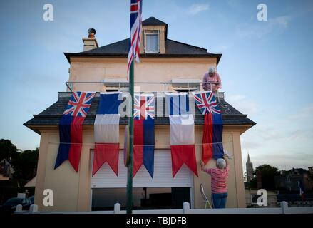 Arromanches-Les-Bains, Frankreich. 02 Juni, 2019. 01. Juni 2019, France (Frankreich), Arromanches-Les-Bains: Zwei Damen, dekorieren Sie Ihr Haus mit britischen und französischen Fahnen. 06.06.2019 ist der 75. Jahrestag der Landung der alliierten Truppen in der Normandie (D-Day). Quelle: dpa Picture alliance/Alamy leben Nachrichten Stockfoto