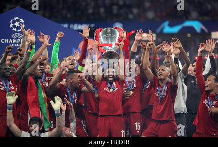 Madrid, Spanien. 01 Juni, 2019. Fussball: Champions League, Finale Tottenham Hotspur - FC Liverpool an Wanda Metropolitano Stadion. Liverpools Mohamed Salah (M) feiert Sieg mit einer Trophäe. Kredite: Jan Woitas/dpa-Zentralbild/dpa/Alamy leben Nachrichten Stockfoto