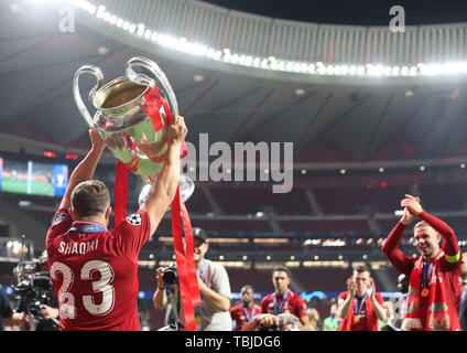 Madrid, Spanien. 01 Juni, 2019. Fussball: Champions League, Finale Tottenham Hotspur - FC Liverpool an Wanda Metropolitano Stadion. Liverpools Xherdan Shaqiri feiert Sieg mit einer Trophäe. Kredite: Jan Woitas/dpa-Zentralbild/dpa/Alamy leben Nachrichten Stockfoto