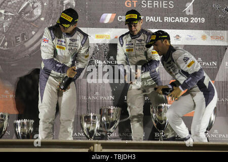 Le Beausset, Frankreich. 01 Juni, 2019. Bentley Team M-Sport Fahrer Jordanien Pfeffer, Steven Kane & Jules Gounon feiern Sieg auf dem Podium während der blancpain GT Serie Endurance Cup am Circuit Paul Ricard, Le Beausset, Frankreich Am 1. Juni 2019. Foto von Jurek Biegus. Credit: UK Sport Pics Ltd/Alamy leben Nachrichten Stockfoto