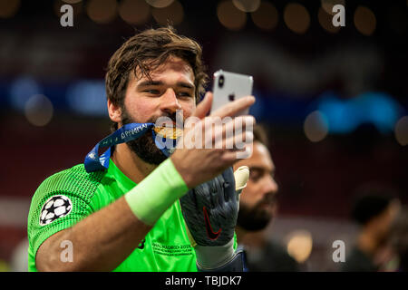 Madrid, Spanien. 02 Juni, 2019. Finale der UEFA Champions League gegen Liverpool, Tottenham Hotspur FC; Alisson Becker von der Liverpool feiert am Telefon mit seiner Medaille Credit: Aktion Plus Sport Bilder/Alamy leben Nachrichten Stockfoto