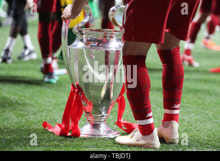 Madrid, Spanien. 01 Juni, 2019. Fussball: Champions League, Finale Tottenham Hotspur - FC Liverpool an Wanda Metropolitano Stadion. Liverpools Mohamed Salah feiert Sieg mit einer Trophäe. Kredite: Jan Woitas/dpa-Zentralbild/dpa/Alamy leben Nachrichten Stockfoto