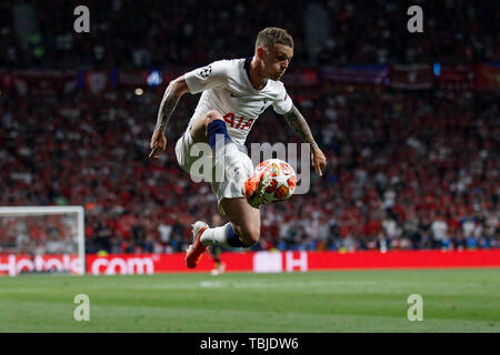 Madrid, Spanien. 01 Juni, 2019. Kieran Trippier von Tottenham Hotspur steuert die Kugel während der UEFA Champions League Finale zwischen den Tottenham Hotspur und Liverpool an Wanda Metropolitano am 1. Juni 2019 in Madrid, Spanien. (Foto von Daniel Chesterton/phcimages.com) Credit: PHC Images/Alamy leben Nachrichten Stockfoto