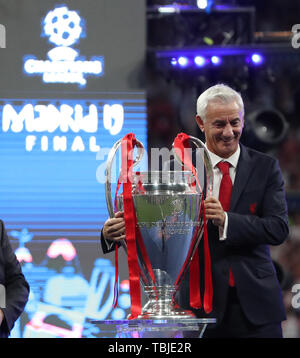 Madrid, Spanien. 01 Juni, 2019. Fussball: Champions League, Finale Tottenham Hotspur - FC Liverpool an Wanda Metropolitano Stadion. Ian Rush, eine ehemalige Liverpool player, steht neben der Trophäe bei der Preisverleihung. Kredite: Jan Woitas/dpa-Zentralbild/dpa/Alamy leben Nachrichten Stockfoto