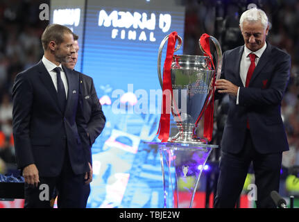 Madrid, Spanien. 01 Juni, 2019. Fussball: Champions League, Finale Tottenham Hotspur - FC Liverpool an Wanda Metropolitano Stadion. Ian Rush (r), eine ehemalige Liverpool player, steht neben UEFA-Präsident Aleksander Ceferin (l) bei der Preisverleihung. Kredite: Jan Woitas/dpa-Zentralbild/dpa/Alamy leben Nachrichten Stockfoto