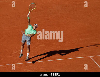 Paris, Frankreich. 1. Juni 2019. Antoine Hoang von Frankreich dient während der Männer singles dritte Runde mit Gael Monfils von Frankreich French Open Tennis Turnier 2019 in Roland Garros in Paris, Frankreich, und am 1. Juni 2019. Credit: Han Yan/Xinhua/Alamy leben Nachrichten Stockfoto