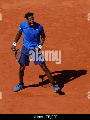 Paris, Frankreich. 1. Juni 2019. Gael Monfils von Frankreich reagiert während der Männer singles dritte Runde mit Antoine Hoang Frankreichs bei French Open Tennis Turnier 2019 in Roland Garros in Paris, Frankreich, und am 1. Juni 2019. Credit: Han Yan/Xinhua/Alamy leben Nachrichten Stockfoto