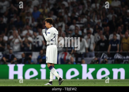 Madrid, Spanien. 02 Juni, 2019. Finale der UEFA Champions League gegen Liverpool, Tottenham Hotspur FC; eine niedergeschlagene Dele Alli von Tottenham Hotspur, wie die Zeit vergeht von der Credit: Aktion Plus Sport Bilder/Alamy leben Nachrichten Stockfoto