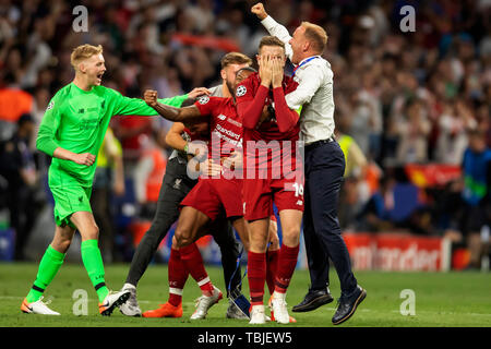 Madrid, Spanien. 02 Juni, 2019. Finale der UEFA Champions League gegen Liverpool, Tottenham Hotspur FC; Jordanien Henderson von Liverpool bedeckt sein Gesicht mit Emotion Credit: Aktion Plus Sport Bilder/Alamy leben Nachrichten Stockfoto