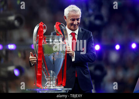 Madrid, Spanien. 01 Juni, 2019. Ian Rush Orte die Trophäe auf dem Stand nach der UEFA Champions League Finale zwischen den Tottenham Hotspur und Liverpool an Wanda Metropolitano am 1. Juni 2019 in Madrid, Spanien. (Foto von Daniel Chesterton/phcimages.com) Credit: PHC Images/Alamy leben Nachrichten Stockfoto