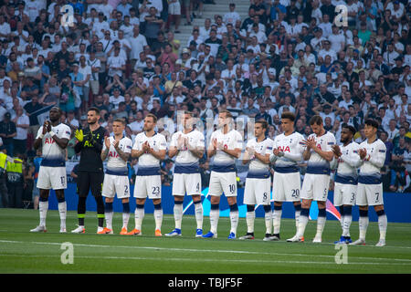 Moussa Sissoko (Tottenham Hotspur F.C.) Hugo Lloris (Tottenham Hotspur F.C.) Kieran Trippier (Tottenham Hotspur F.C.) Christian Eriksen (Tottenham Hotspur F.C.) Toby Alderweireld (Tottenham Hotspur F.C.) Harry Kane (Tottenham Hotspur F.C.) Harry Winks (Tottenham Hotspur F.C.) Dele Alli (Tottenham Hotspur F.C.) Jan Vertonghen (Tottenham Hotspur F.C.) Danny Rose (Tottenham Hotspur F.C.) Sohn Heung-Min (Tottenham Hotspur F.C.) Team (Tottenham Hotspur F.C.) während der UEFA Champions League Finale zwischen Tottenham 0-2 FC Liverpool im Estadio Metropolitano in Madrid, Spanien, 1. Juni 2019. (P Stockfoto