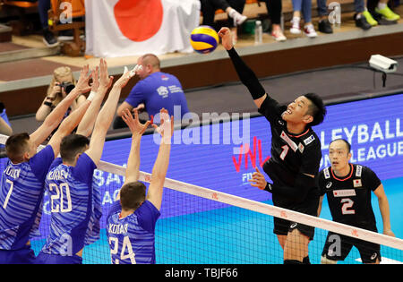 Novi Sad, Serbien. 2. Juni 2019. Japans Issei Otake (R) Spitzen während Volleyball Nationen Liga Match zwischen Japan und Russland in Novi Sad, Serbien, am 1. Juni 2019. Russland gewann 3-1. Credit: Predrag Milosavljevic/Xinhua/Alamy leben Nachrichten Stockfoto