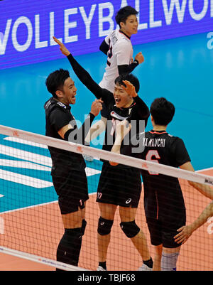 Novi Sad, Serbien. 2. Juni 2019. Spieler von Japan Feiern während Volleyball Nationen Liga Match zwischen Japan und Russland in Novi Sad, Serbien, am 1. Juni 2019. Russland gewann 3-1. Credit: Predrag Milosavljevic/Xinhua/Alamy leben Nachrichten Stockfoto