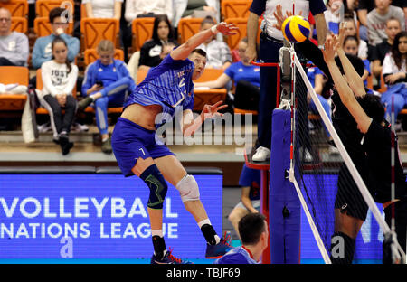 Novi Sad, Serbien. 2. Juni 2019. Russlands Dmitri Volkov (L) Spitzen während Volleyball Nationen Liga Match zwischen Japan und Russland in Novi Sad, Serbien, am 1. Juni 2019. Russland gewann 3-1. Credit: Predrag Milosavljevic/Xinhua/Alamy leben Nachrichten Stockfoto