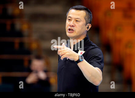 Novi Sad, Serbien. 2. Juni 2019. Japan's Head Coach Yuichi Nakagaichi Gesten während Volleyball Nationen Liga Match zwischen Japan und Russland in Novi Sad, Serbien, am 1. Juni 2019. Russland gewann 3-1. Credit: Predrag Milosavljevic/Xinhua/Alamy leben Nachrichten Stockfoto