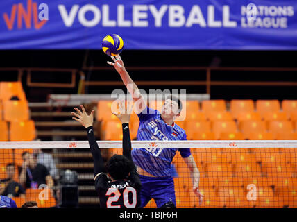 Novi Sad, Serbien. 2. Juni 2019. Russlands Ilyas Kurkaev (R) Spitzen während Volleyball Nationen Liga Match zwischen Japan und Russland in Novi Sad, Serbien, am 1. Juni 2019. Russland gewann 3-1. Credit: Predrag Milosavljevic/Xinhua/Alamy leben Nachrichten Stockfoto