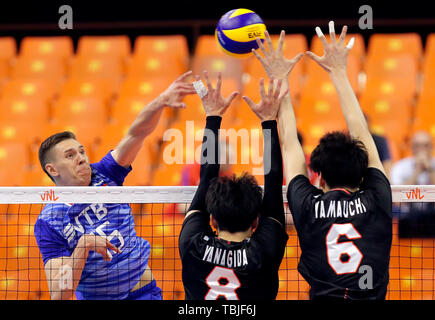 Novi Sad, Serbien. 2. Juni 2019. Russlands Victor Poletaev (L) Spitzen während Volleyball Nationen Liga Match zwischen Japan und Russland in Novi Sad, Serbien, am 1. Juni 2019. Russland gewann 3-1. Credit: Predrag Milosavljevic/Xinhua/Alamy leben Nachrichten Stockfoto