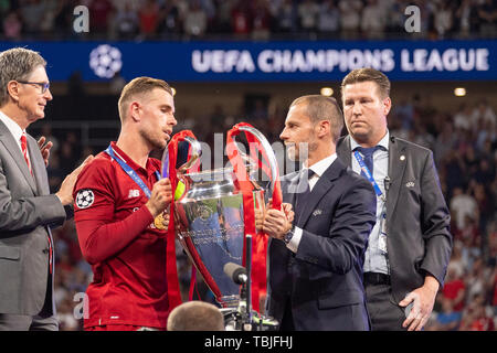 Madrid, Spanien. 1. Juni 2019. Jordan Brian Henderson (FC Liverpool) Aleksander Ceferin Präsident (UEFA) mit Trophäe während der UEFA Champions League Finale zwischen Tottenham 0-2 FC Liverpool im Estadio Metropolitano in Madrid, Spanien, 1. Juni 2019. Credit: Maurizio Borsari/LBA/Alamy leben Nachrichten Stockfoto