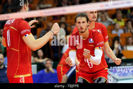 Novi Sad, Serbien. 2. Juni 2019. Frankreichs Thibault Rossard (C) feiert während Volleyball Nationen Liga Match zwischen Frankreich und Serbien, in Novi Sad, Serbien, am 1. Juni 2019. Frankreich gewann 3-1. Credit: Predrag Milosavljevic/Xinhua/Alamy leben Nachrichten Stockfoto