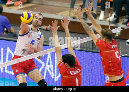 Novi Sad, Serbien. 2. Juni 2019. Serbiens Lazar Cirovic (L) Spitzen während Volleyball Nationen Liga Match zwischen Frankreich und Serbien, in Novi Sad, Serbien, am 1. Juni 2019. Frankreich gewann 3-1. Credit: Predrag Milosavljevic/Xinhua/Alamy leben Nachrichten Stockfoto