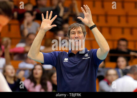 Novi Sad, Serbien. 2. Juni 2019. Frankreichs Coach Laurent Tillie reagiert während Volleyball Nationen Liga Match zwischen Frankreich und Serbien, in Novi Sad, Serbien, am 1. Juni 2019. Frankreich gewann 3-1. Credit: Predrag Milosavljevic/Xinhua/Alamy leben Nachrichten Stockfoto