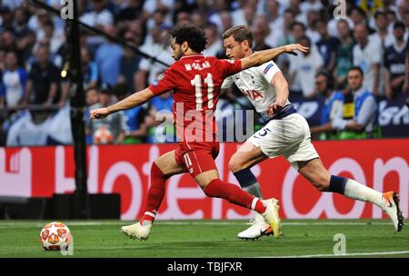 Madrid, Spanien. 1. Juni 2019. Liverpools Mohamed Salah (L) konkurriert während der UEFA Champions League Finale zwischen zwei britische Teams Liverpool und Tottenham Hotspur in Madrid, Spanien, am 1. Juni 2019. Liverpool gewann 2:0 und behauptete den Meister. Quelle: Guo Qiuda/Xinhua/Alamy leben Nachrichten Stockfoto