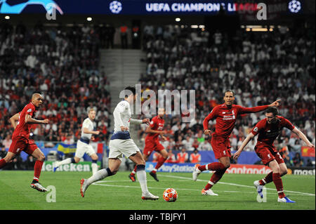 Madrid, Spanien. 1. Juni 2019. Hotspur's Sohn Heung-min (3 L) dribbelt während der UEFA Champions League Finale zwischen zwei britische Teams Liverpool und Tottenham Hotspur in Madrid, Spanien, am 1. Juni 2019. Liverpool gewann 2:0 und behauptete den Meister. Quelle: Guo Qiuda/Xinhua/Alamy leben Nachrichten Stockfoto