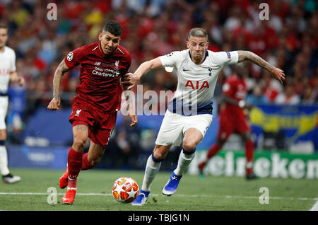 Madrid, Spanien. 01 Juni, 2019. Liverpool FC Roberto Firmino und Tottenham Hotspur FC Toby Alderweireld konkurriert für die Kugel während der Endrunde der UEFA Champions League Match zwischen Tottenham Hotspur FC und FC Liverpool an Wanda Metropolitano Stadion in Madrid. Final Score: Tottenham Hotspur FC 0 - 2 FC Liverpool. Credit: SOPA Images Limited/Alamy leben Nachrichten Stockfoto