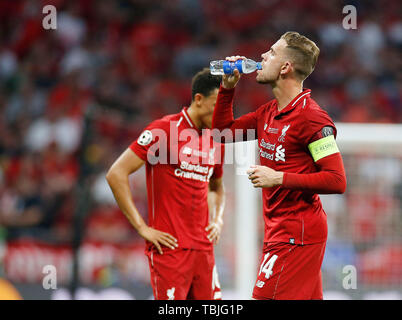 Madrid, Spanien. 01 Juni, 2019. Liverpool FC Jordan Henderson Getränke Wasser während der letzten Runde des UEFA Champions League Match zwischen Tottenham Hotspur FC und FC Liverpool an Wanda Metropolitano Stadion in Madrid. Final Score: Tottenham Hotspur FC 0 - 2 FC Liverpool. Credit: SOPA Images Limited/Alamy leben Nachrichten Stockfoto