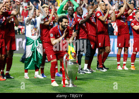 Madrid, Spanien. 01 Juni, 2019. Liverpool FC Mohamed Salah wirft mit der Trophäe, als er den Sieg nach der letzten Runde der UEFA Champions League Match zwischen Tottenham Hotspur FC und FC Liverpool an Wanda Metropolitano Stadion in Madrid feiern. Final Score: Tottenham Hotspur FC 0 - 2 FC Liverpool. Credit: SOPA Images Limited/Alamy leben Nachrichten Stockfoto