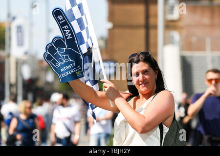 London, Großbritannien. 01 Juni, 2019. Ein Tottenham Hotspur Fan kommt an der Club Whitehart Lane Stadium in London live Vorführungen der Champions League Finale zwischen Tottenham und Liverpool am Abend beobachten. Madrid wird Host das Finale der UEFA Champions League zwischen Liverpool und Tottenham Hotspur am Wanda Metropolitano Stadion. Credit: SOPA Images Limited/Alamy leben Nachrichten Stockfoto