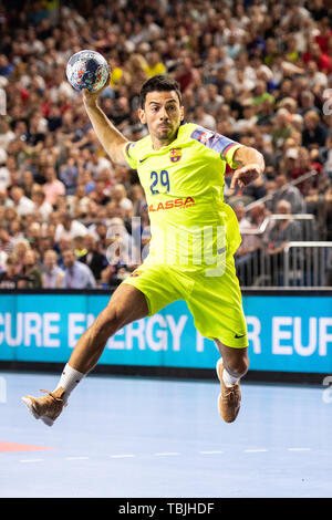 Köln, Deutschland. 01 Juni, 2019. Handball: Champions League, FC Barcelona - Vardar Skopje, letzte Runde, die letzten vier, Halbfinale: Barcelona Barcelona Nemanja Ilic die Kugel wirft. Credit: Marius Becker/dpa/Alamy leben Nachrichten Stockfoto