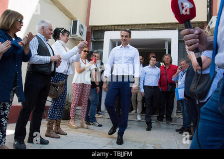 Athen, Griechenland. 2. Juni 2019. KYRIAKOS MITSOTAKIS, die konservative Neue Demokratie Führer wirft seine Stimme auf der zweiten Runde der Kommunalwahlen. Griechen haben für Bürgermeister und regionalen Gouverneure während die nationalen Parlamentswahlen nach der Regierungspartei Syrizas Niederlage bei den jüngsten Wahlen zum Europäischen Parlament sind am 7. Juli 2019 geplant. © Nikolas Georgiou/Alamy leben Nachrichten Stockfoto