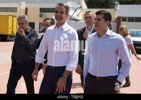 Athen, Griechenland. 2. Juni 2019. KYRIAKOS MITSOTAKIS, die konservative Neue Demokratie Führer wirft seine Stimme auf der zweiten Runde der Kommunalwahlen. Griechen haben für Bürgermeister und regionalen Gouverneure während die nationalen Parlamentswahlen nach der Regierungspartei Syrizas Niederlage bei den jüngsten Wahlen zum Europäischen Parlament sind am 7. Juli 2019 geplant. © Nikolas Georgiou/Alamy leben Nachrichten Stockfoto