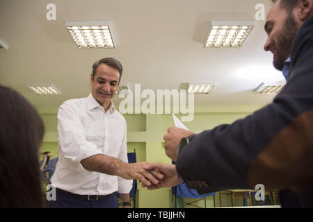 KYRIAKOS MITSOTAKIS, die konservative Neue Demokratie Führer wirft seine Stimme auf der zweiten Runde der Kommunalwahlen. 2. Juni 2019. Griechen haben für Bürgermeister und regionalen Gouverneure während die nationalen Parlamentswahlen nach der Regierungspartei Syrizas Niederlage bei den jüngsten Wahlen zum Europäischen Parlament sind am 7. Juli 2019 geplant. Credit: Nikolas Georgiou/ZUMA Draht/Alamy leben Nachrichten Stockfoto