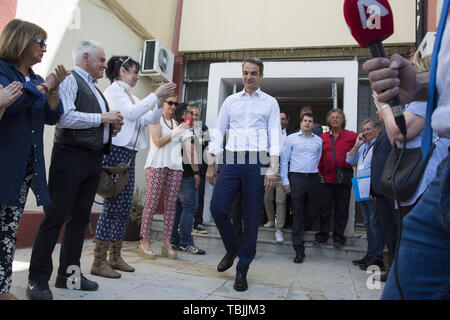 KYRIAKOS MITSOTAKIS, die konservative Neue Demokratie Führer wirft seine Stimme auf der zweiten Runde der Kommunalwahlen. 2. Juni 2019. Griechen haben für Bürgermeister und regionalen Gouverneure während die nationalen Parlamentswahlen nach der Regierungspartei Syrizas Niederlage bei den jüngsten Wahlen zum Europäischen Parlament sind am 7. Juli 2019 geplant. Credit: Nikolas Georgiou/ZUMA Draht/Alamy leben Nachrichten Stockfoto
