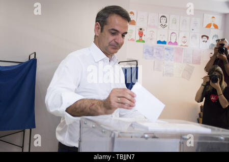 KYRIAKOS MITSOTAKIS, die konservative Neue Demokratie Führer wirft seine Stimme auf der zweiten Runde der Kommunalwahlen. 2. Juni 2019. Griechen haben für Bürgermeister und regionalen Gouverneure während die nationalen Parlamentswahlen nach der Regierungspartei Syrizas Niederlage bei den jüngsten Wahlen zum Europäischen Parlament sind am 7. Juli 2019 geplant. Credit: Nikolas Georgiou/ZUMA Draht/Alamy leben Nachrichten Stockfoto
