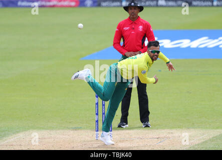 London, Großbritannien. 02 Juni, 2019. JP Duminy von Südafrika rollt der Ball bei der Südafrika v Bangladesch, ICC Cricket World Cup match, am Kia Oval, London, England. Quelle: European Sports Fotografische Agentur/Alamy leben Nachrichten Stockfoto