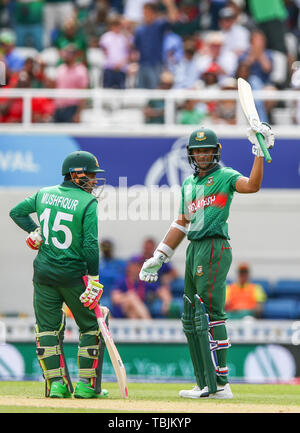 Kia Oval, London, UK. 2. Juni 2019. ICC World Cup Cricket, Südafrika gegen Bangladesh; Shakib Al Hasan von Bangladesch begrüßt der Gast, nachdem er seine 50 mit Mushfiqur Rahim von Bangladesch von der Credit schließen: Aktion plus Sport/Alamy Live News Credit: Aktion Plus Sport Bilder/Alamy Leben Nachrichten erreicht. Stockfoto