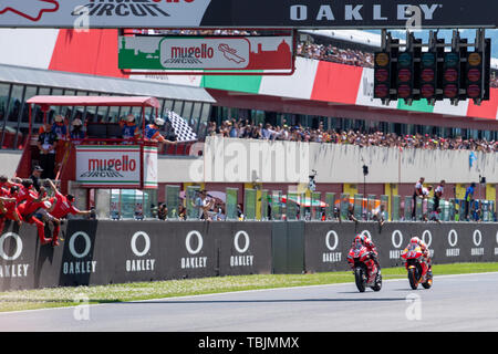 Mugello, Italien. 02 Juni, 2019. Danilo Petrucci überquert die Ziellinie Credit: Unabhängige Fotoagentur/Alamy leben Nachrichten Stockfoto